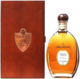 Граппа Dellavalle Grappa Affinata in botti da Sauternes 2005 gift box 700 мл