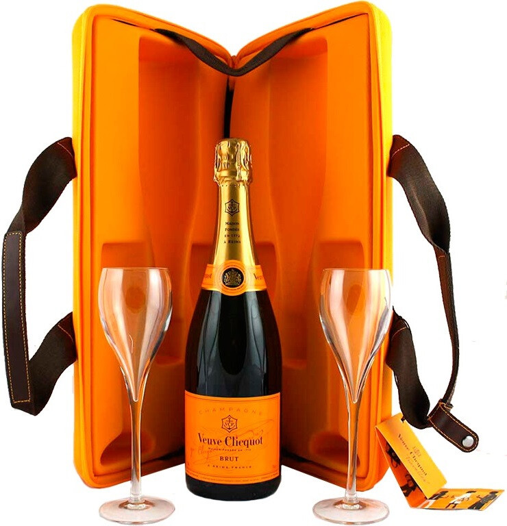 Шампанское Veuve Clicquot Brut box Traveller with two glasses